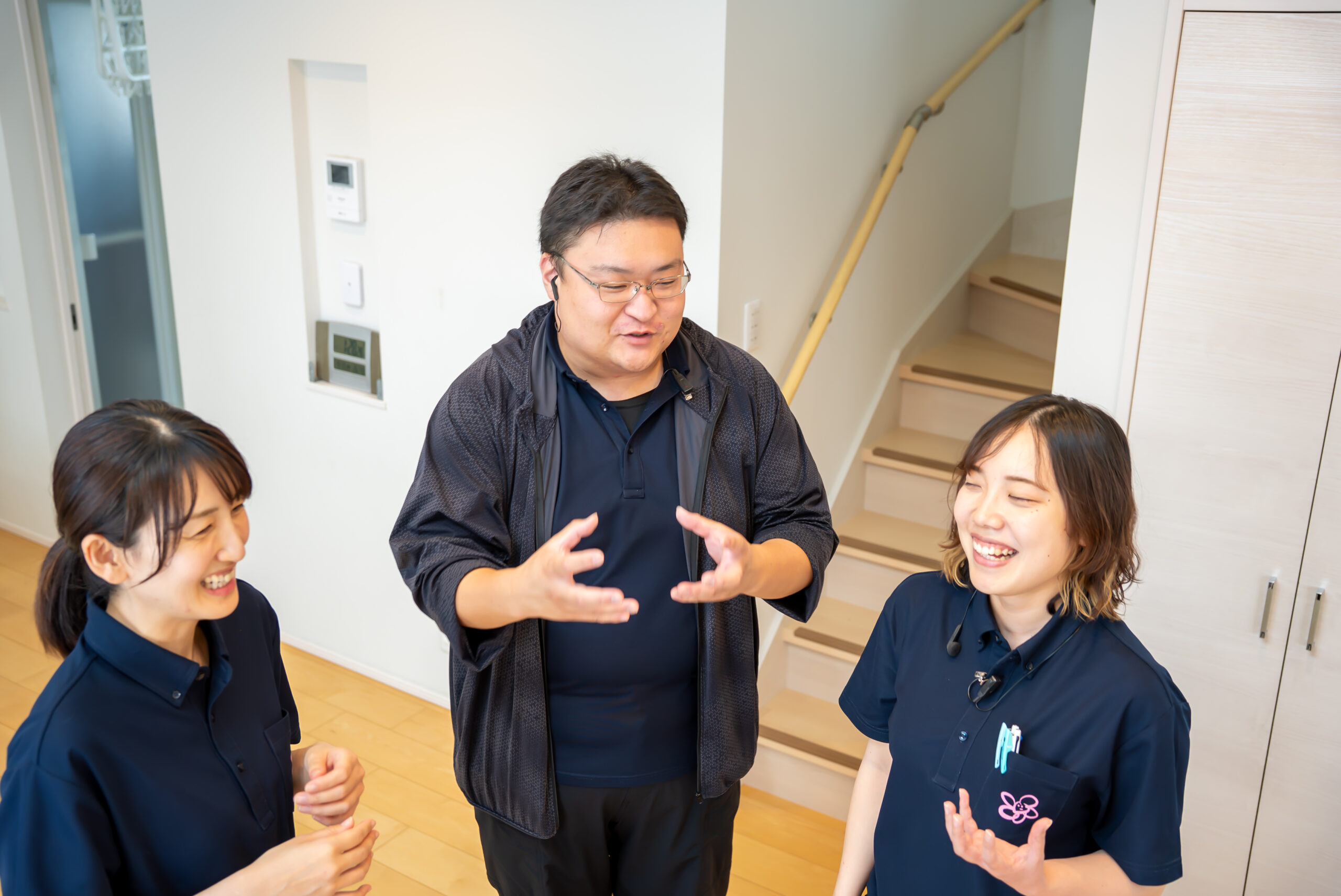 スタッフ同士で支援について話し合う様子