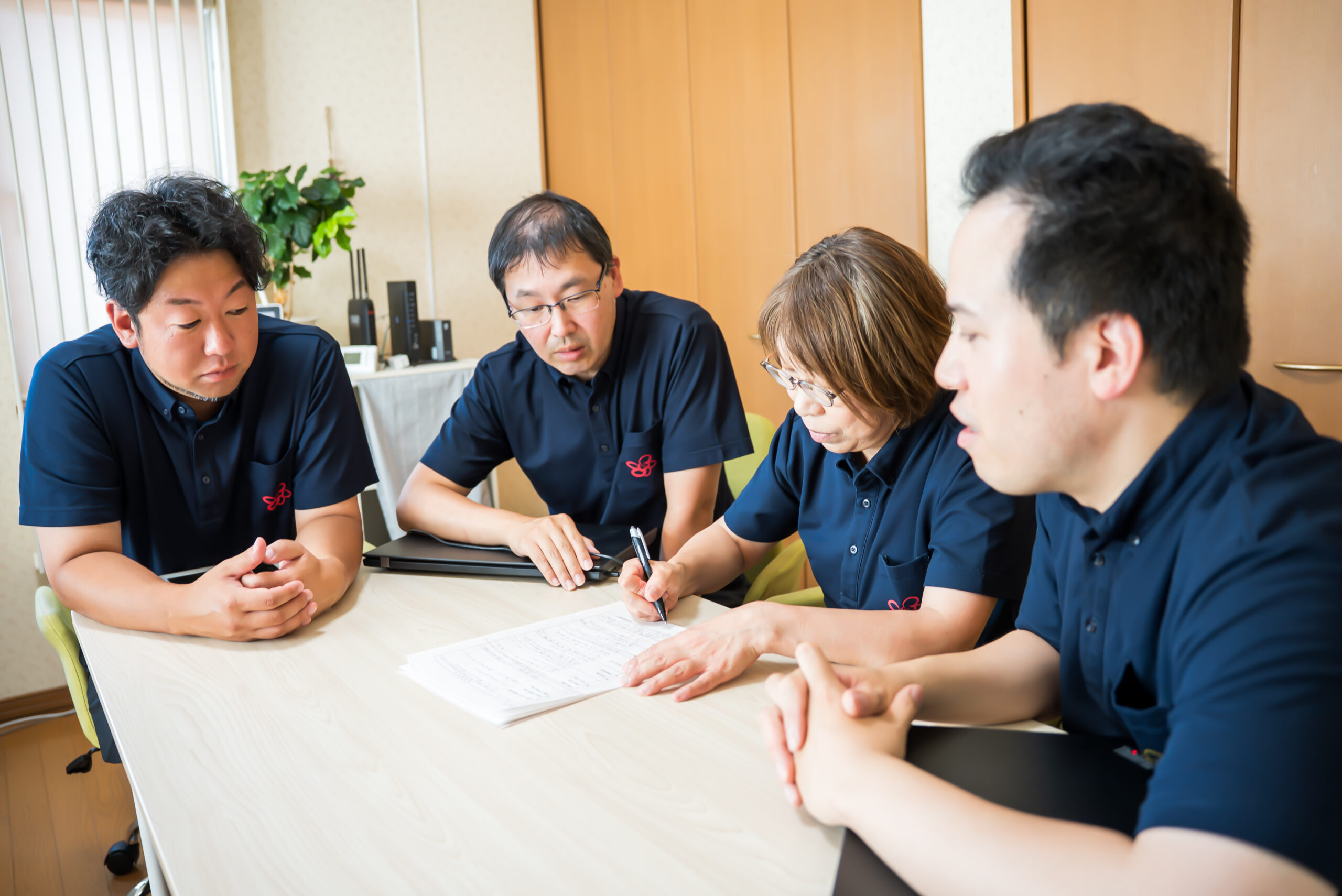 スタッフが支援について話し合う様子
