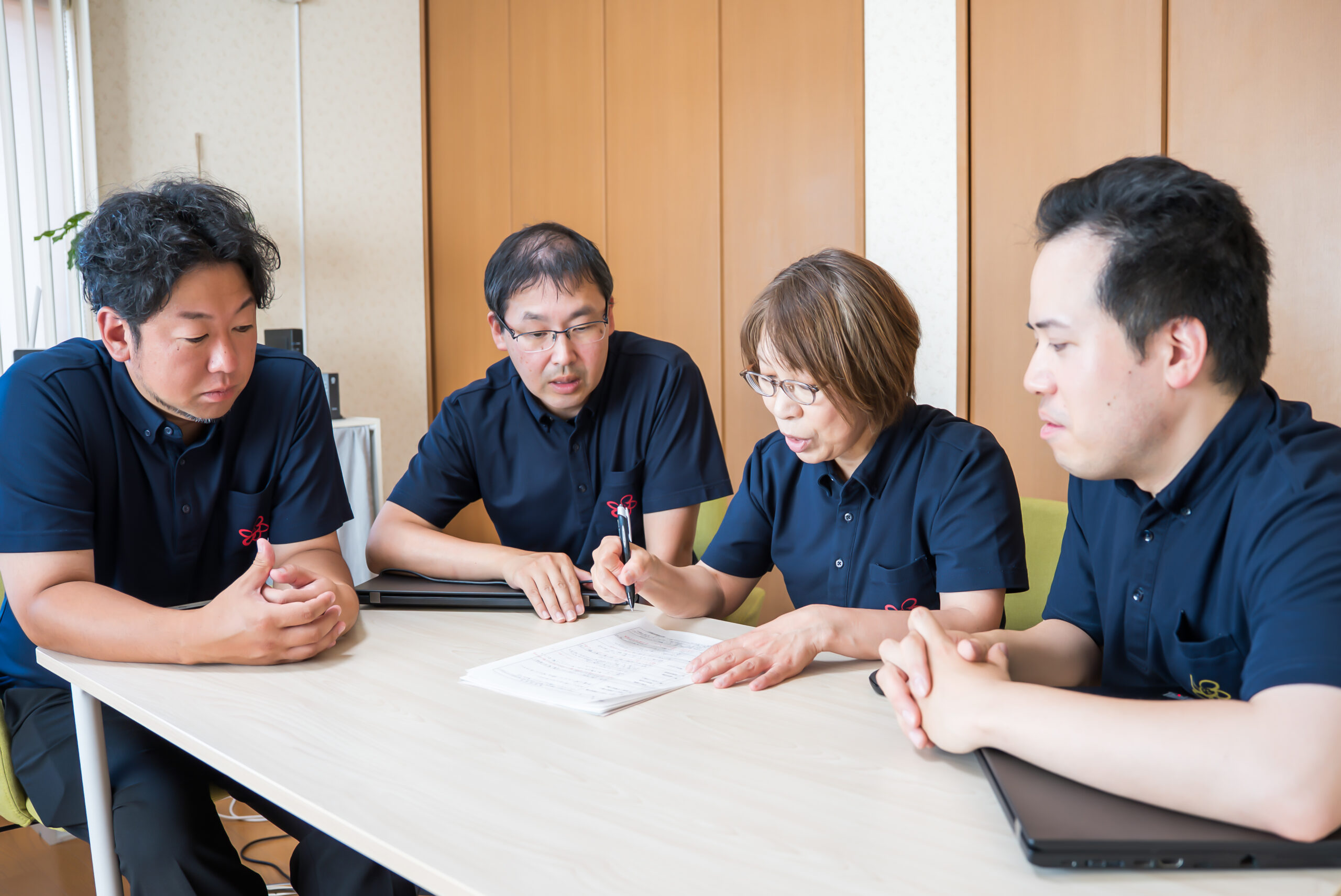 資料を囲んで支援について話し合うスタッフ