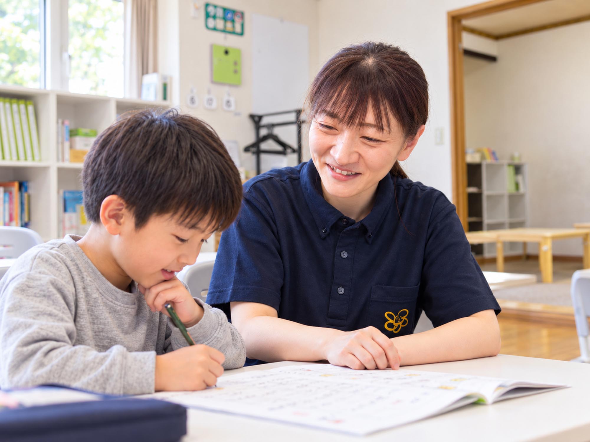 はなまる北ポロで子どもの学習を見守るスタッフ