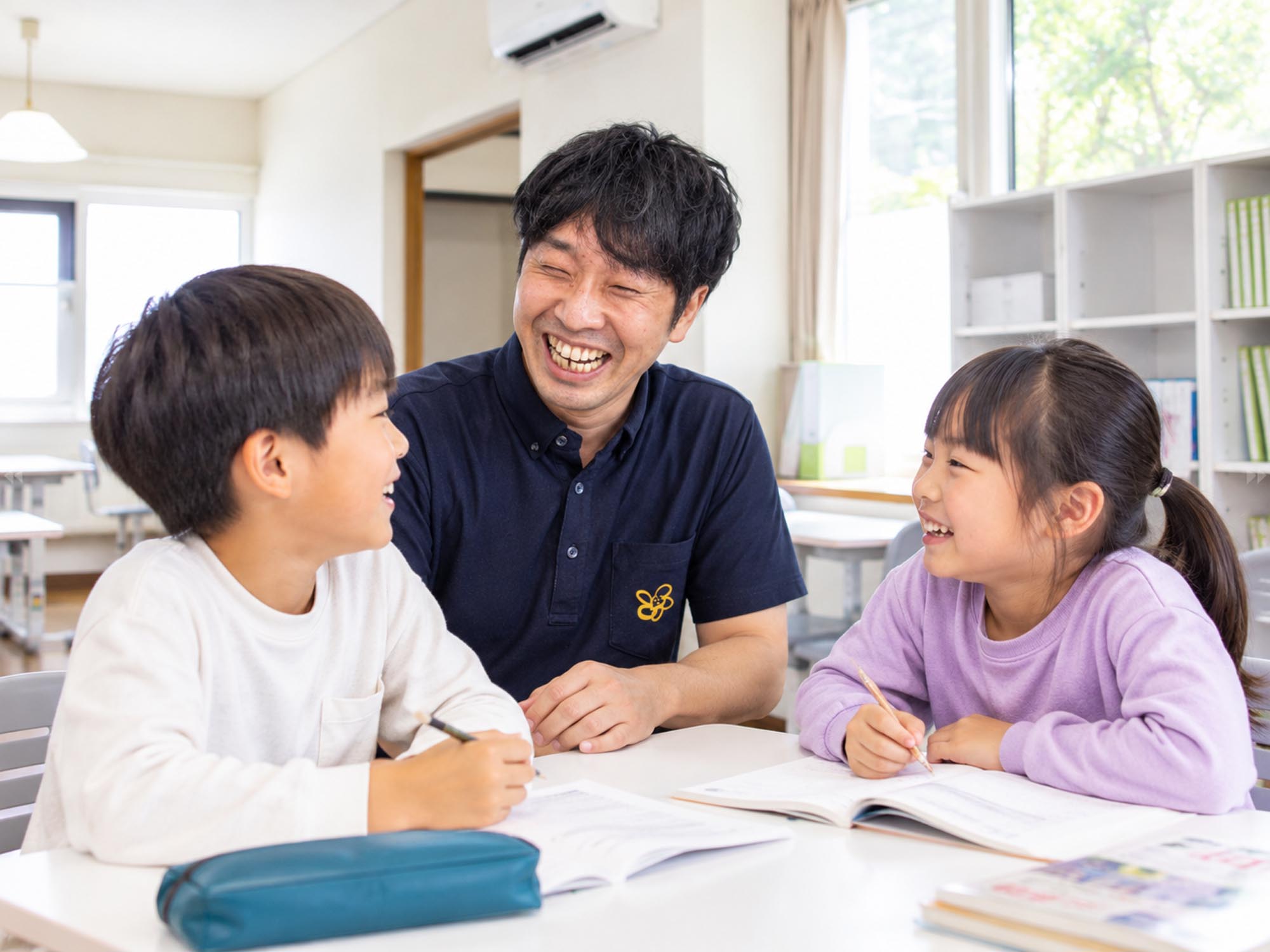 子どもたちの学習や会話をそばで見守るはなまる北ポロのスタッフ