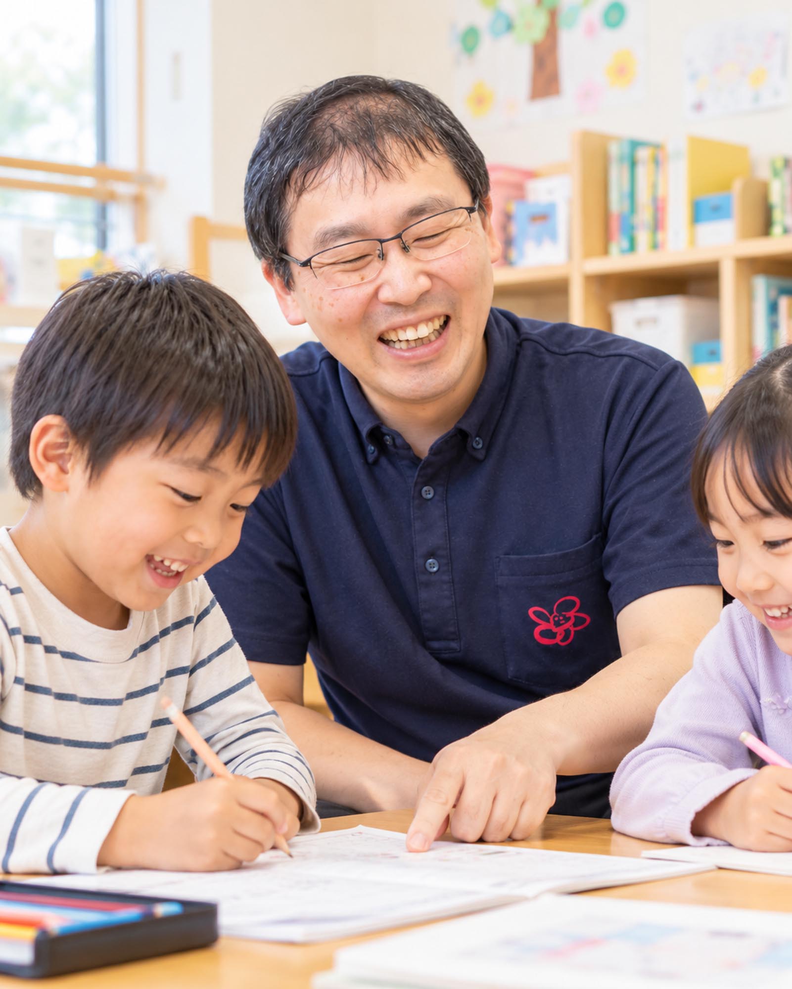 児童発達支援で子どもたちと活動するスタッフ