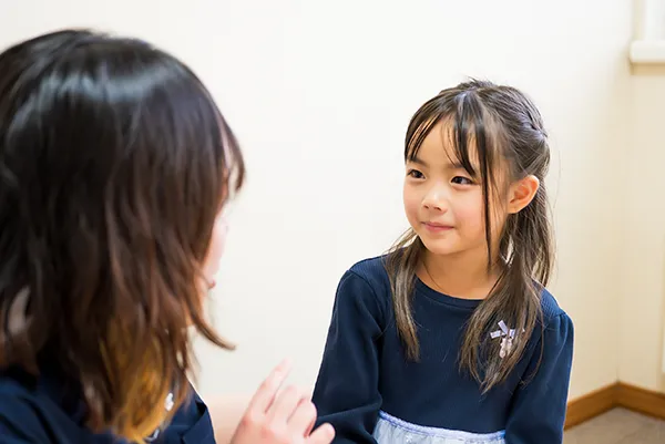 スタッフの話に耳を傾ける子どもの穏やかな表情