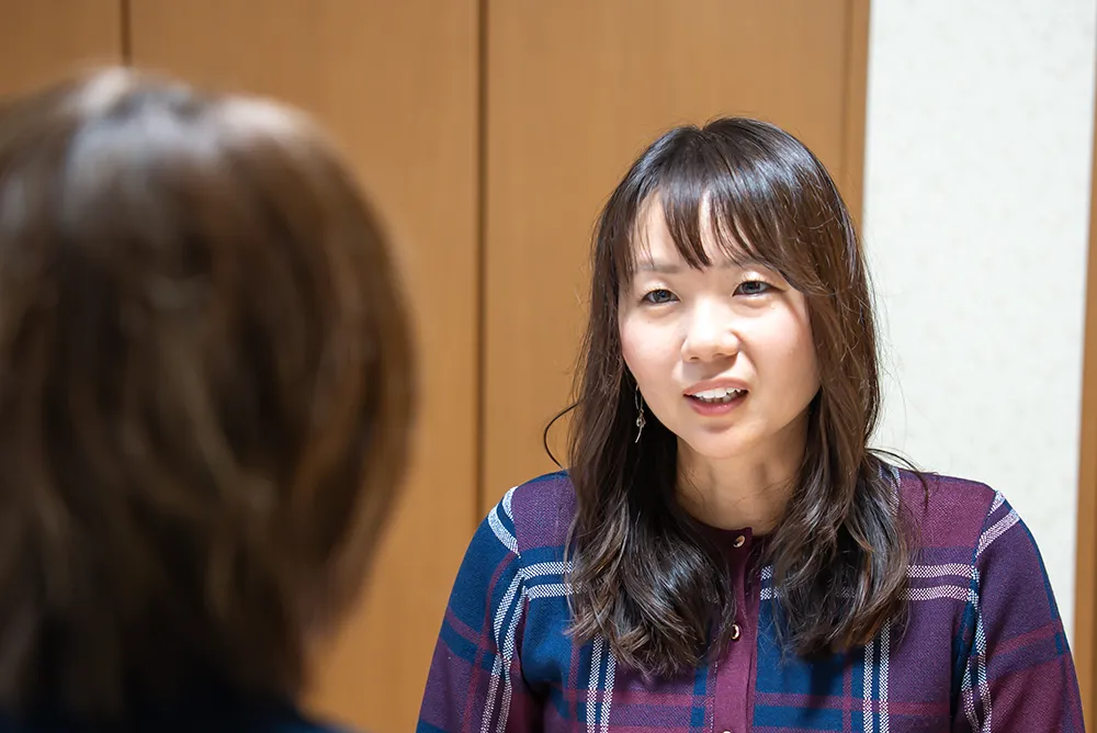 保護者が相談している様子