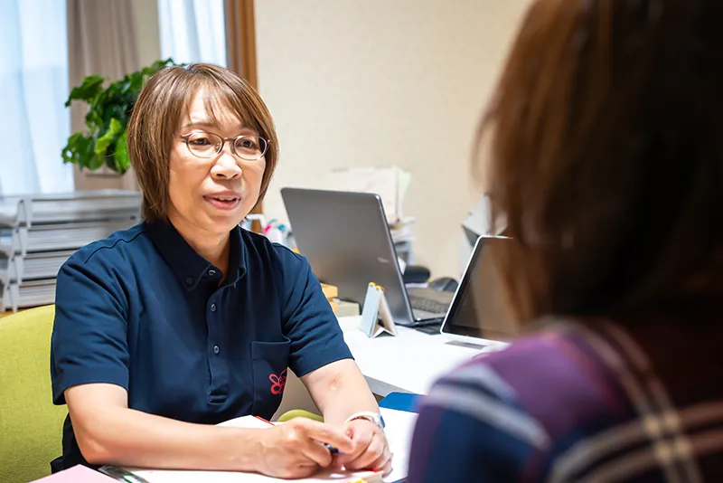 保護者の話に耳を傾けるスタッフと相談風景